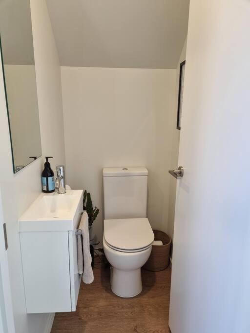 Central Home With Internal Garage - Close To Cbd! Christchurch Exteriör bild